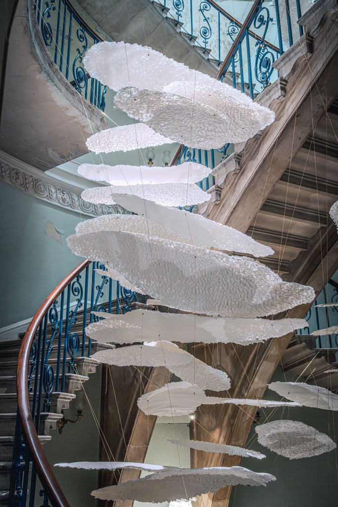 和紙の原料を使った造形作品「Paper Clouds: Materiality in Empty Space」