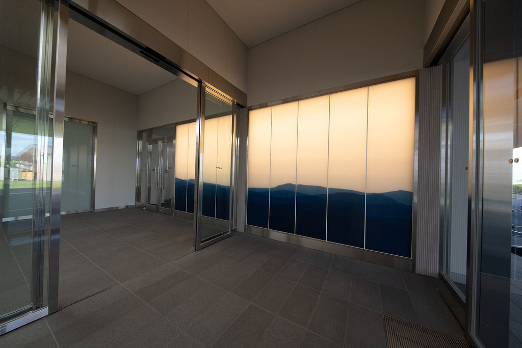 「藍染和紙 ”山並み文様”の光壁　 at 日亜化学工業 鳴門工場」