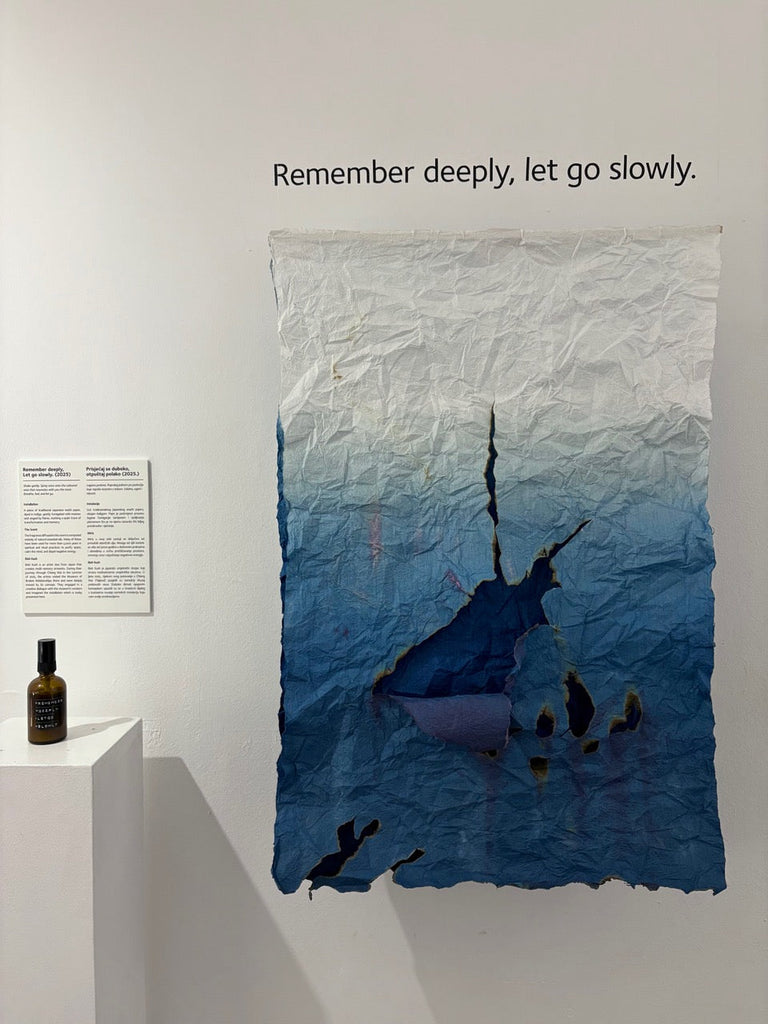 藍染和紙が香りのアート作品に。