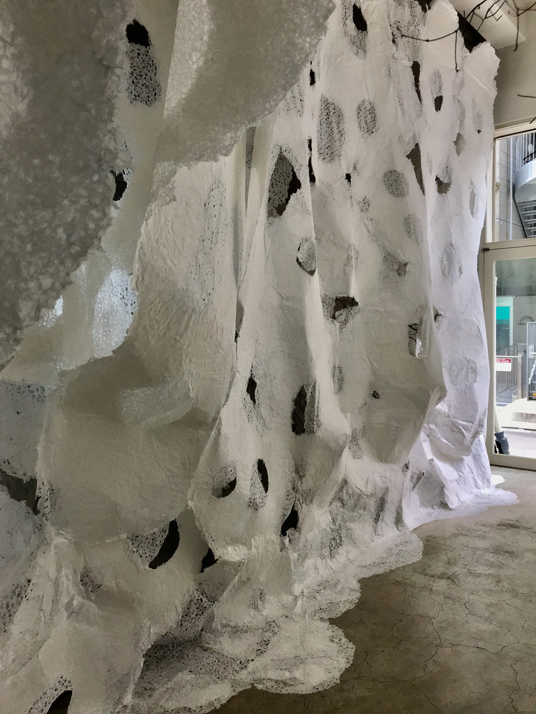 楮落水紙ロールを使ったインスタレーション