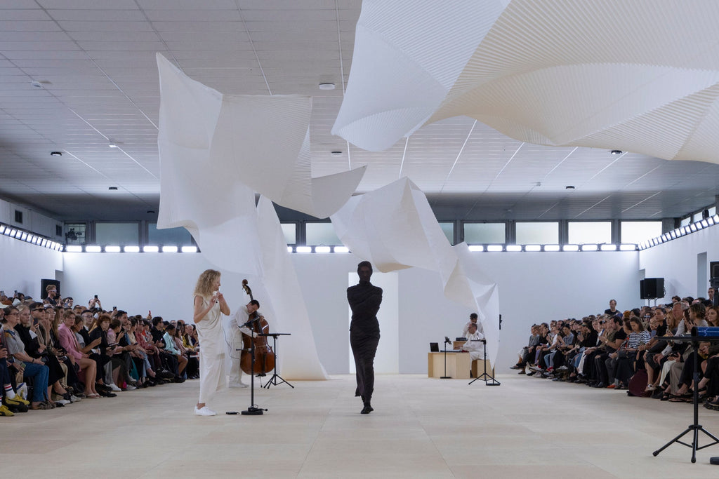 特注和紙を使ったファッションショーの会場装飾、服飾小物