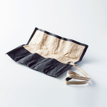 画像をギャラリービューアに読み込む, 紙麻 ロール型小物入れ 黒xベージュ（280×230mm）＊在庫限りで廃盤
