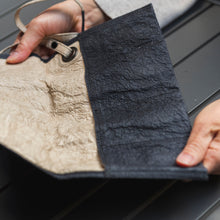 画像をギャラリービューアに読み込む, 紙麻 ロール型小物入れ 黒xベージュ（280×230mm）＊在庫限りで廃盤
