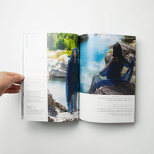 画像をギャラリービューアに読み込む, 「藍の色、自然の色 徳島の春夏秋冬」日本語・英語・中国語併記
